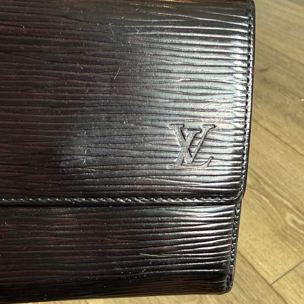 Louis Vuitton Porte-Feuille Elise trifold wallet crafted from black Epi leather - Picture 5 of 13